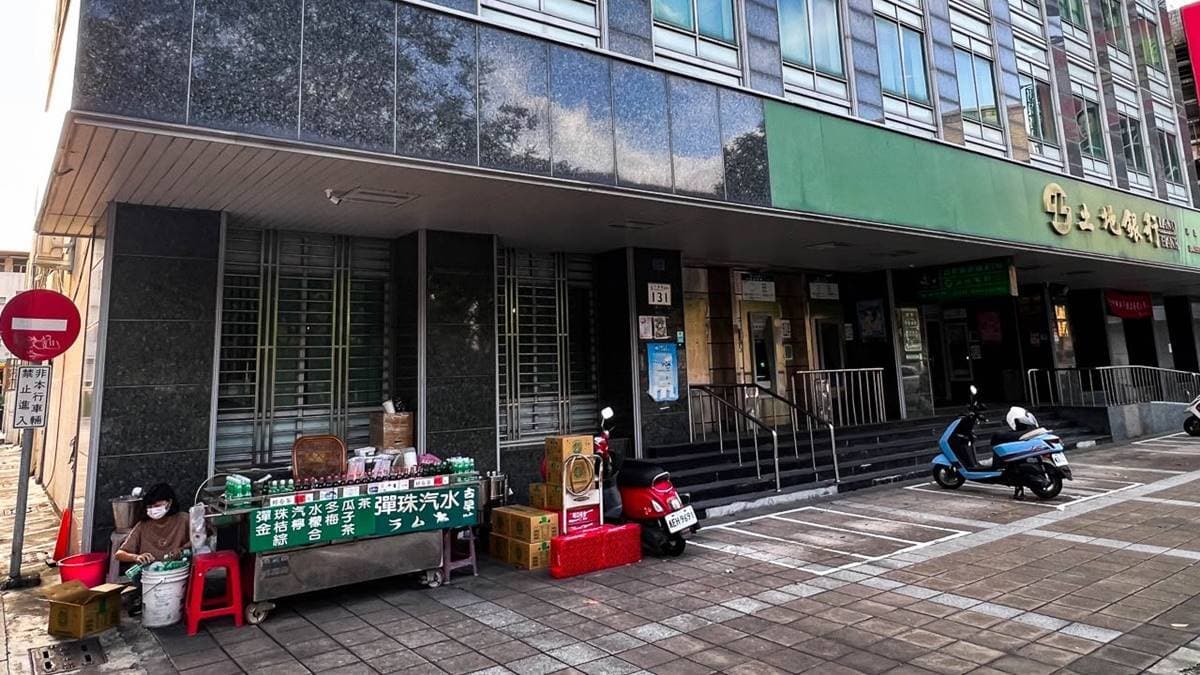 地點位在大勇街、土地銀行外面，鄰近駁二特區。（圖片來源：大手牽小手。玩樂趣）