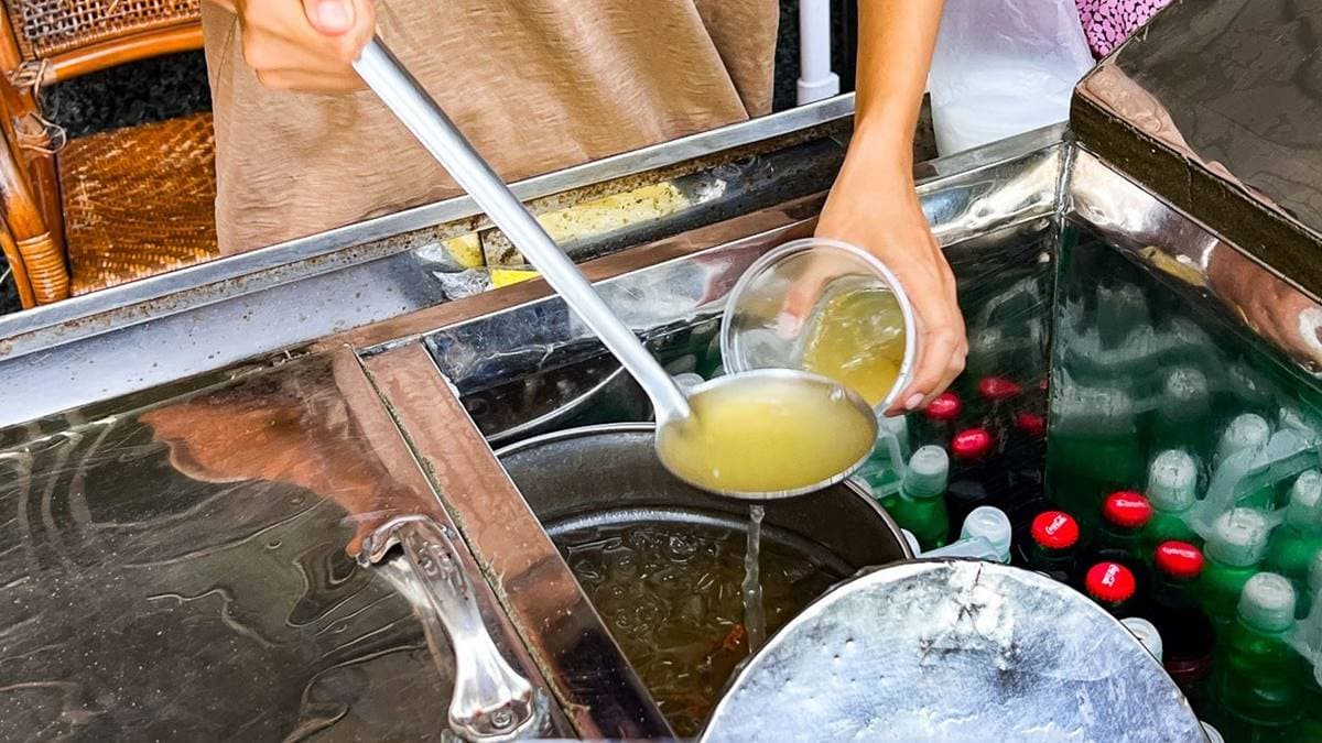 招牌「綜合茶」是金桔檸檬梅子茶＋冬瓜茶＋彈珠汽水的組合。（圖片來源：大手牽小手。玩樂趣）
