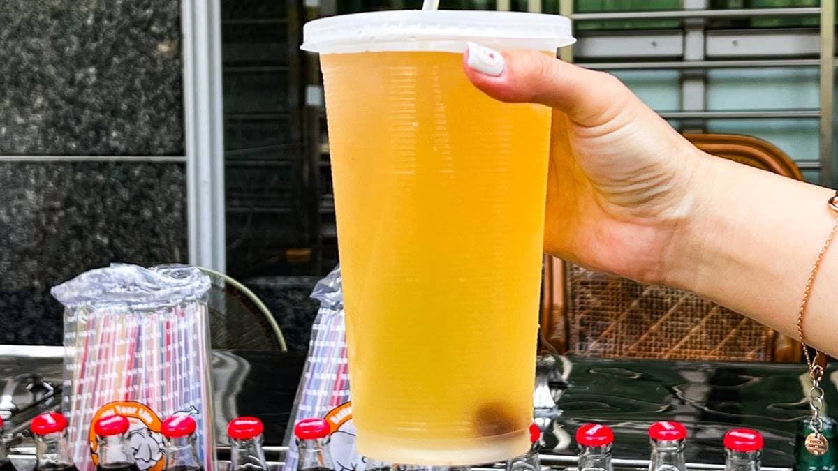 「綜合茶」色澤就像梅子綠茶，還會加入１、２顆酸梅增味。（圖片來源：大手牽小手。玩樂趣）