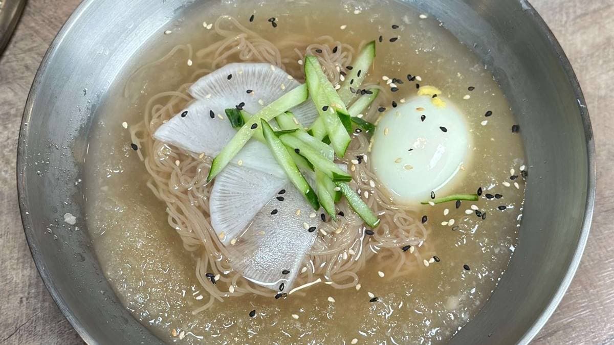 韓劇、韓國綜藝節目常見的「水冷麵」在這也吃得到。（圖片來源：跟著Donna一起吃喝玩樂）