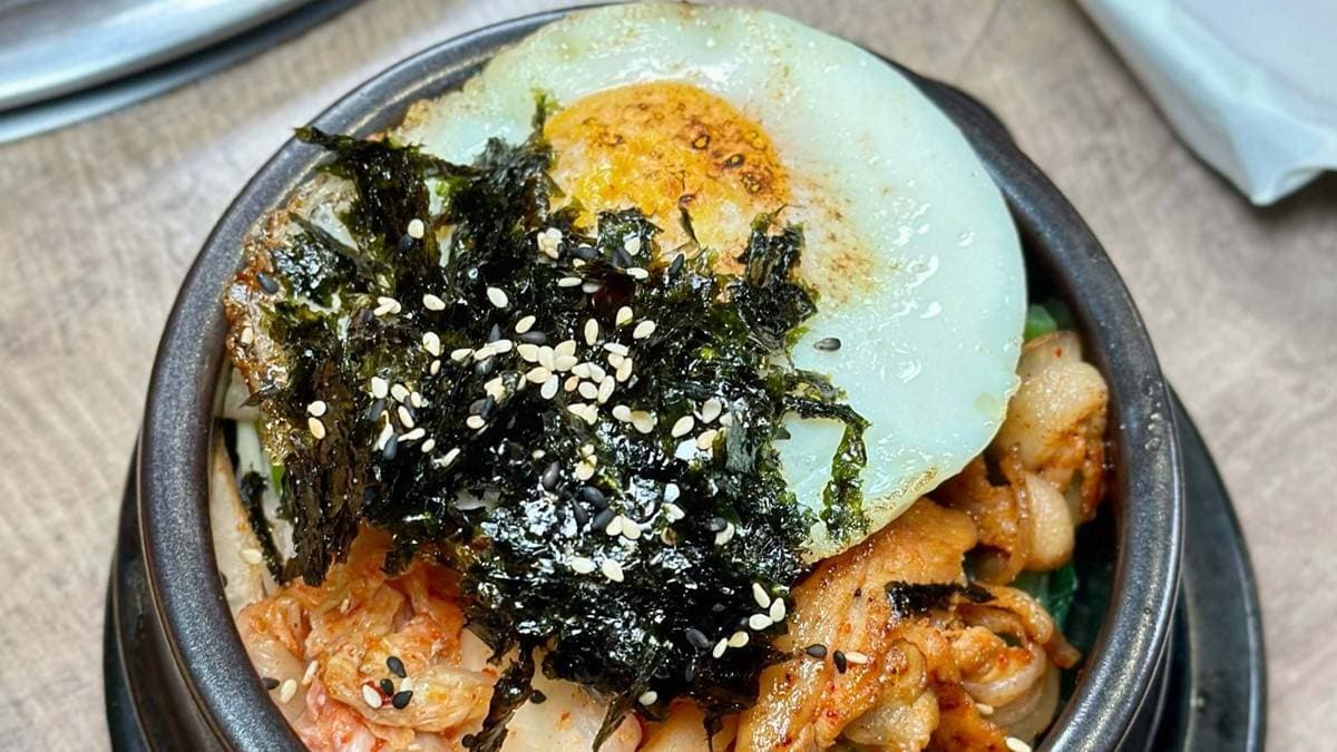 石鍋拌飯有炒牛肉、炸雞、辣炒豬、飛魚卵等口味選擇。（圖片來源：跟著Donna一起吃喝玩樂）