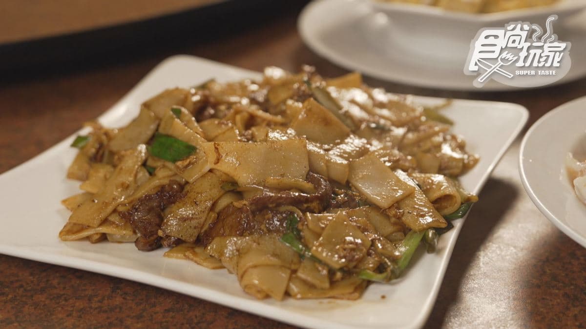 「炒粄條」鍋氣十足，麵條吸附醬汁吃起來很過癮。
