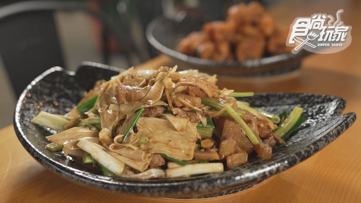 「客家小炒」豆皮和薑絲、芹菜搭配，香氣十足。