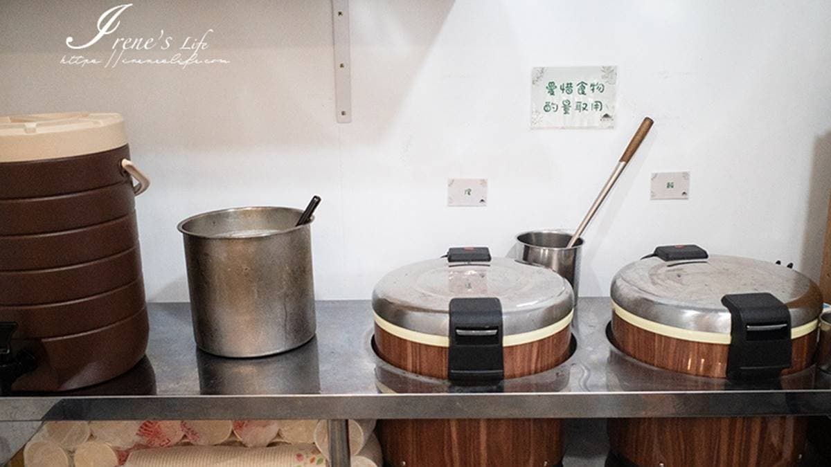 自助吧提供白飯、熱湯、飲料、甜點無限供應，皆可自取不怕吃不飽。（圖片來源：IRENE'S食旅．時旅）