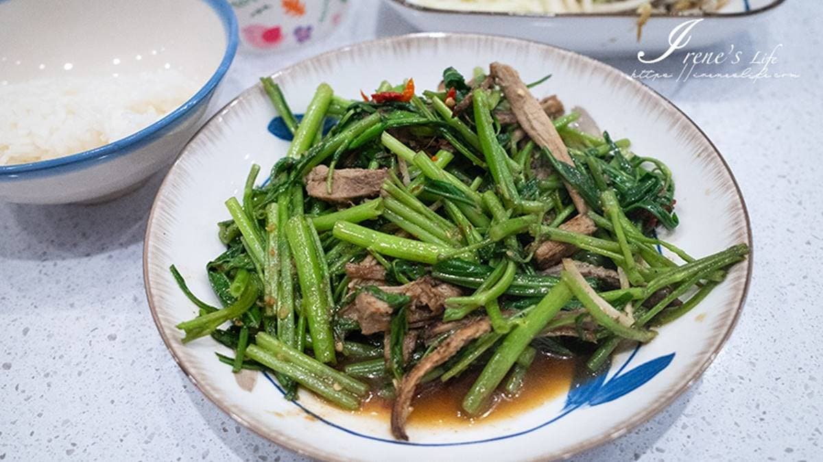 「沙茶素羊肉」使用香菇頭拌炒空心菜，淡淡沙茶味也很下飯！（圖片來源：IRENE'S食旅．時旅）