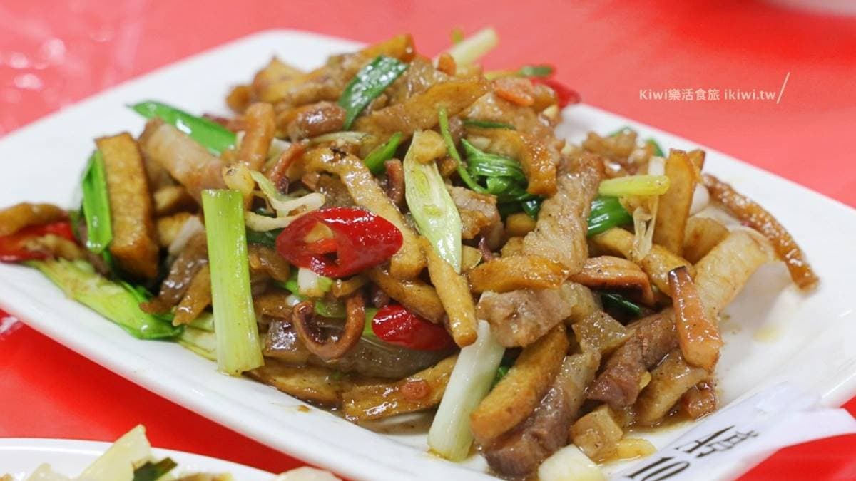 菜單提供多道經典客家熱炒，像是「客家小炒」就是很下飯的必點。（圖片來源：Kiwi樂活食旅）