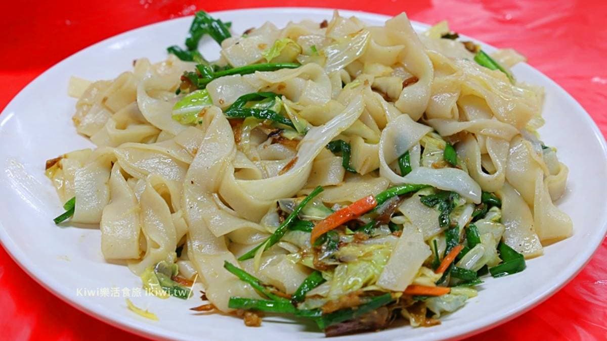 薄透的「客家粄條」加入鮮蔬拌炒，鹹香滋味還不錯。（圖片來源：Kiwi樂活食旅）