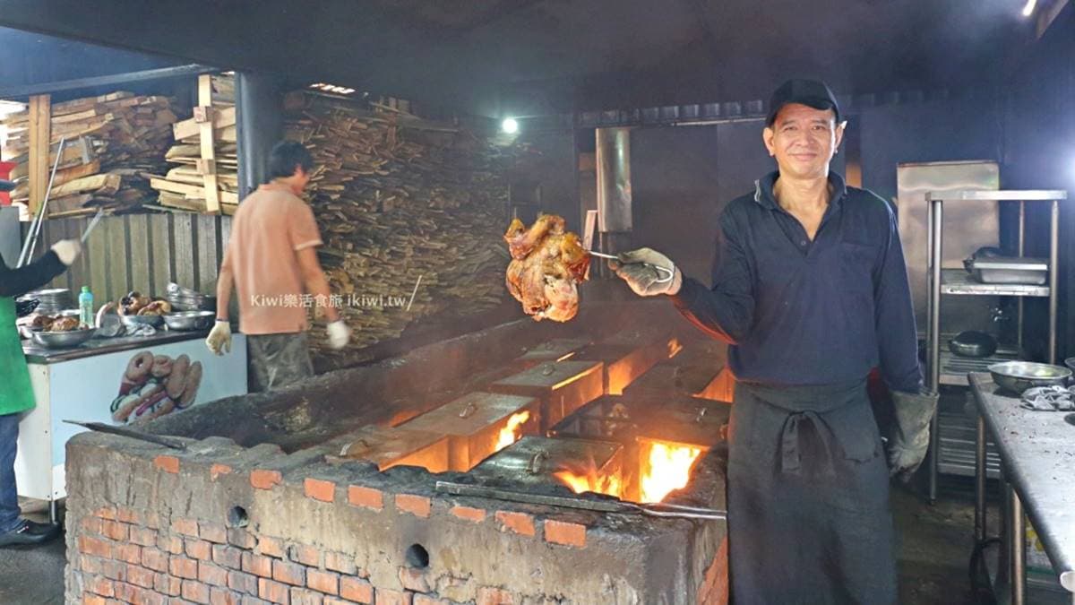 烤雞都是以紅磚窯搭配柴火悶燒而成。（圖片來源：Kiwi樂活食旅）