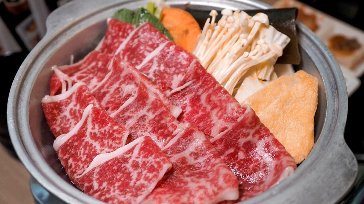「日本和牛壽喜燒鍋定食」涮上壽喜燒醬汁後，真的超級下飯啦！（圖片來源：小米蟲的米缸）