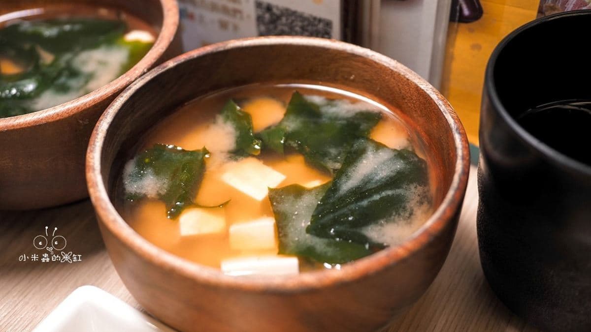 味噌湯最讚的是，海帶、豆腐、蔥花都可以自由添加。（圖片來源：小米蟲的米缸）