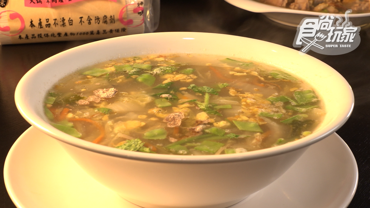 「宴菜湯」使用了十幾道食材，湯頭鮮甜。