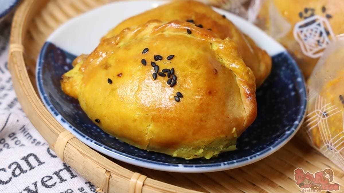 「咖哩餃」內餡是肥瘦剛好的絞肉，搭配濃郁的咖哩香氣令人驚豔。（圖片來源：熱血玩台南。跳躍新世界）