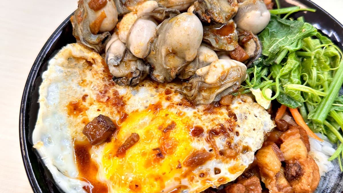 「鮮蚵滷肉飯」（160元）鮮蚵給得豪邁，滷肉肥瘦各半，是很棒的主食選擇。（圖片來源：閃閃玩樂）