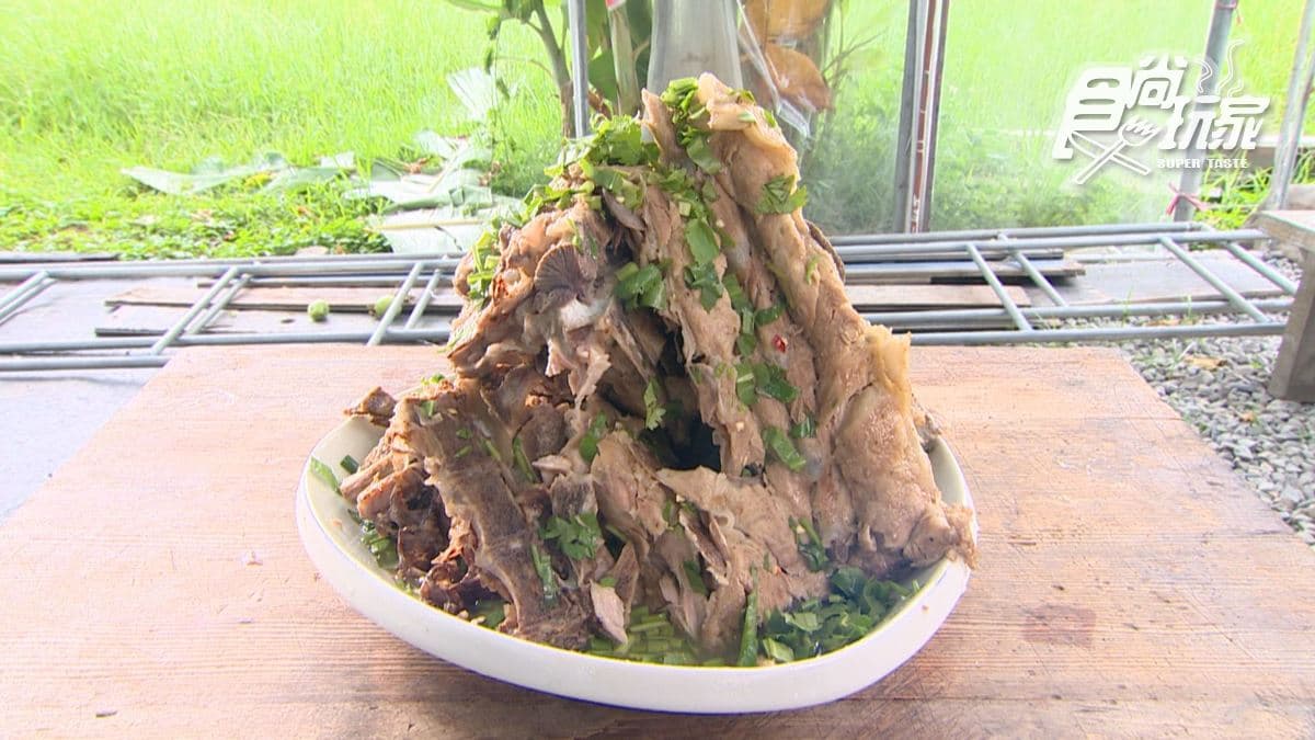 「泰國火山排骨」咬下去滿滿都是肉，很過癮。