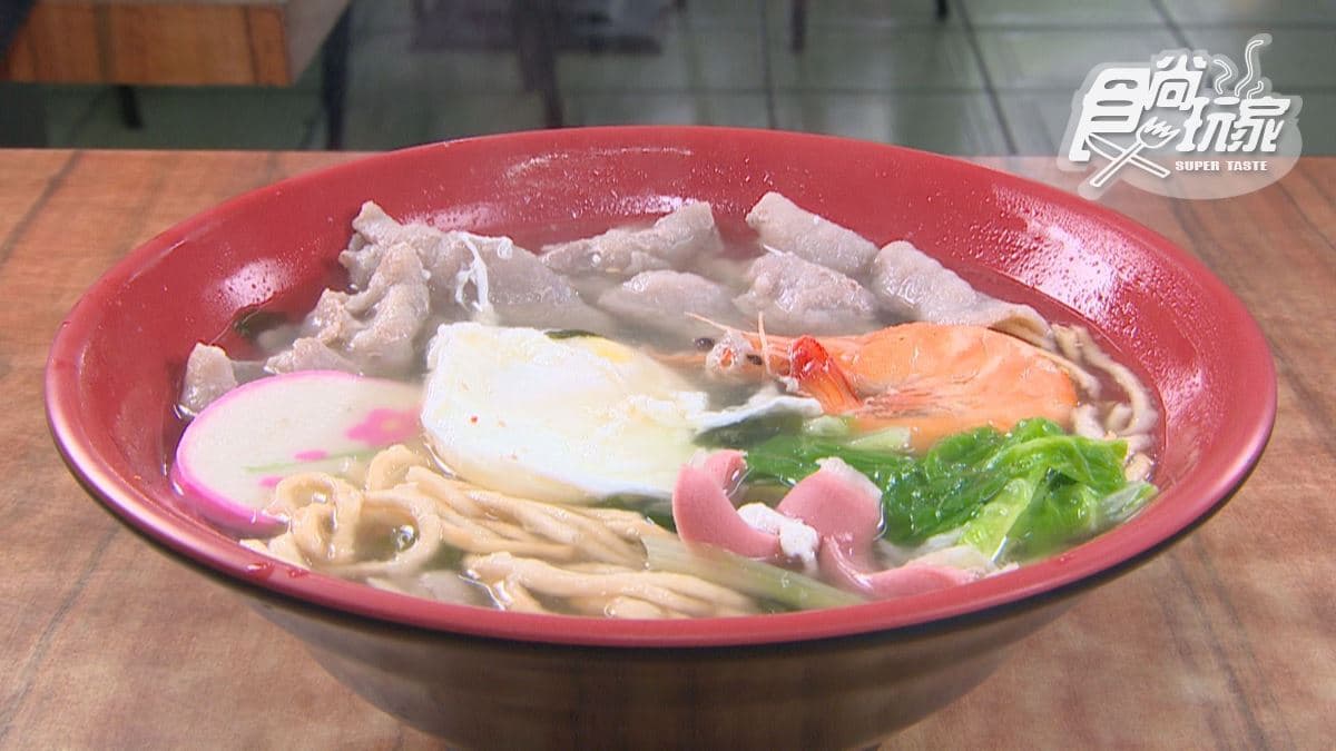 「海鮮鍋燒意麵肉多多」湯頭的大骨香氣很濃郁。