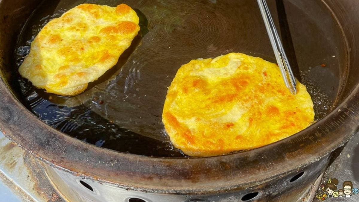 小小攤位由１對親切的夫妻經營，販售現點現擀現煎製作的蔥油餅。（圖片來源：跟著尼力吃喝玩樂）