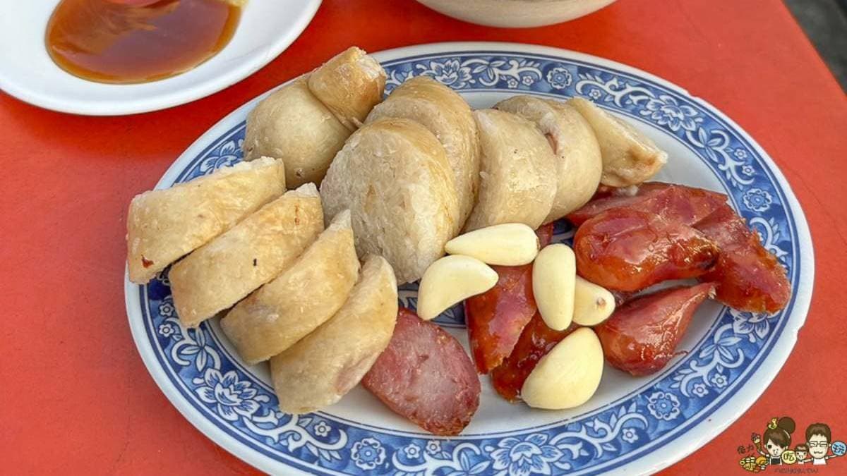 香腸、米腸炭烤香氣十足，不少老饕都會點１份配著吃。（圖片來源：跟著尼力吃喝玩樂）