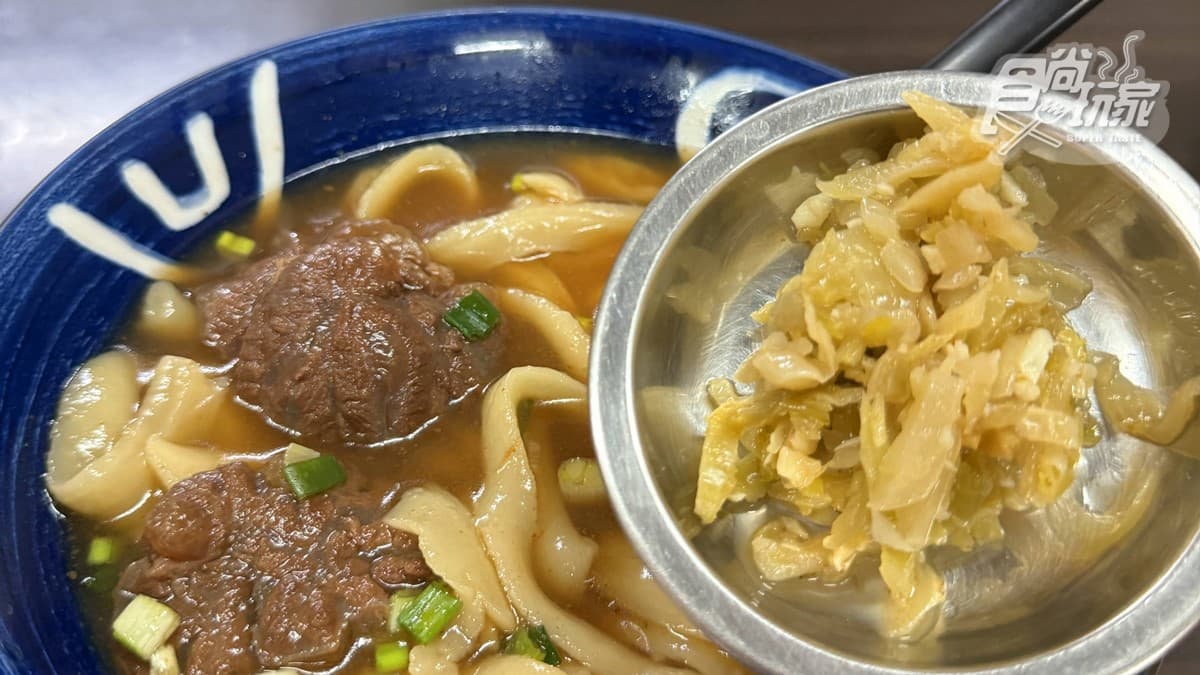 吃牛肉麵推薦搭配酸菜、辣椒，湯頭多了酸香及辣度會更夠味。