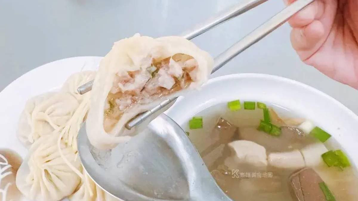 享用時要小心千萬別一口塞，否則可是會被高湯炸彈燙傷的！（圖片來源：高雄美食地圖）  