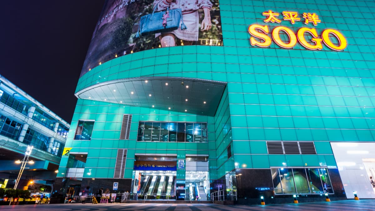SOGO復興館位於捷運忠孝復興站２號出口。（圖片來源：達志）