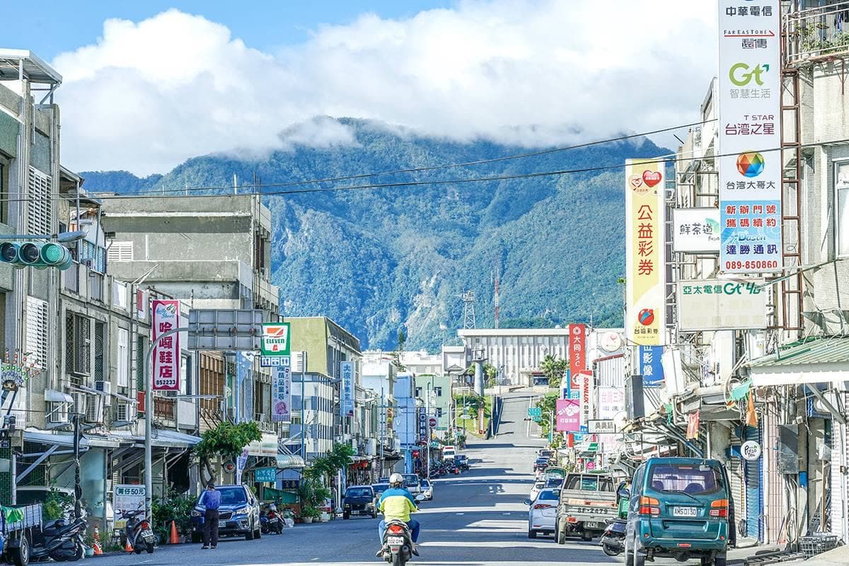 生魚片便宜到當早餐吃！台灣「這小鎮」天天一早就吃，再搭１碗米苔目最道地