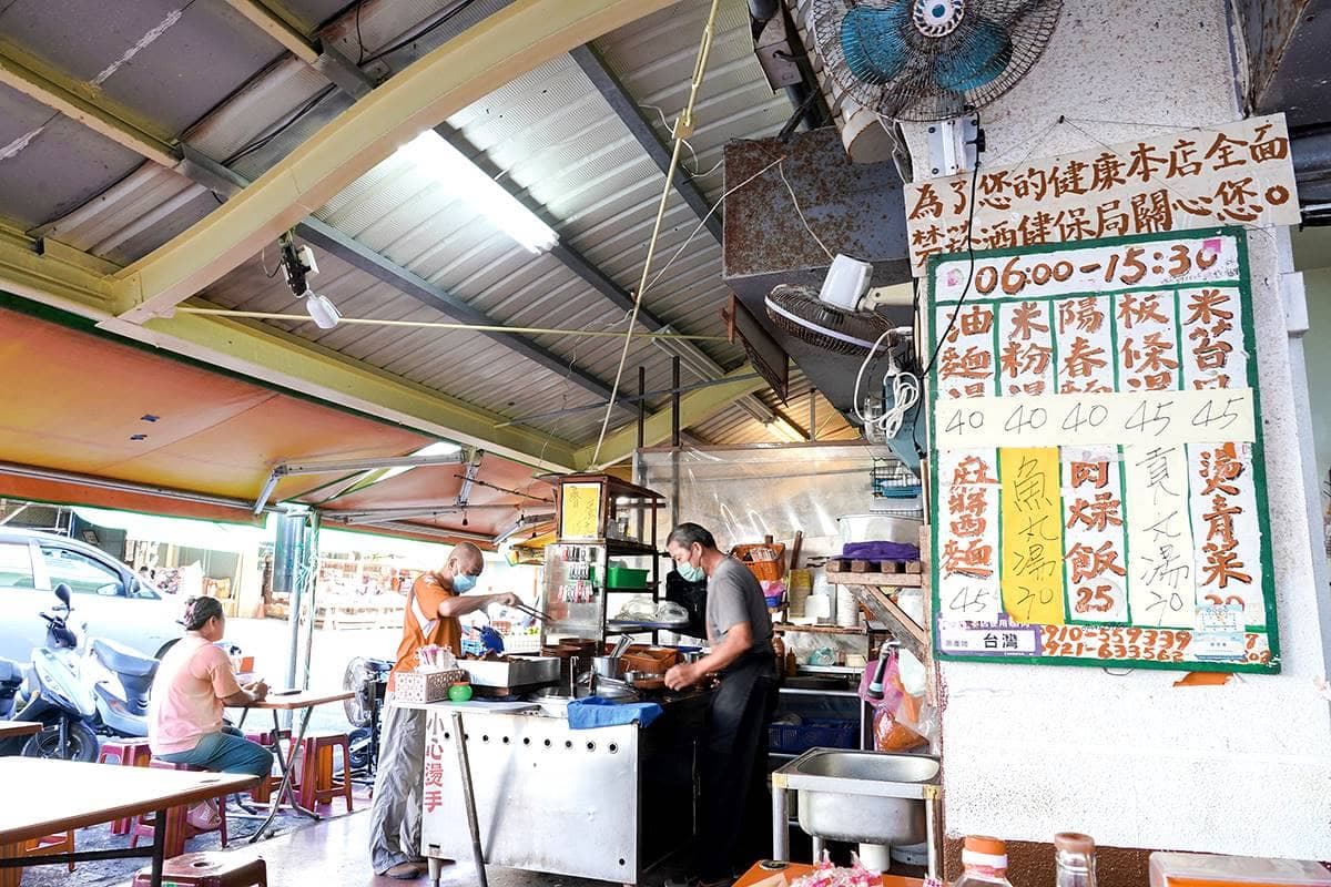 生魚片便宜到當早餐吃！台灣「這小鎮」天天一早就吃，再搭１碗米苔目最道地