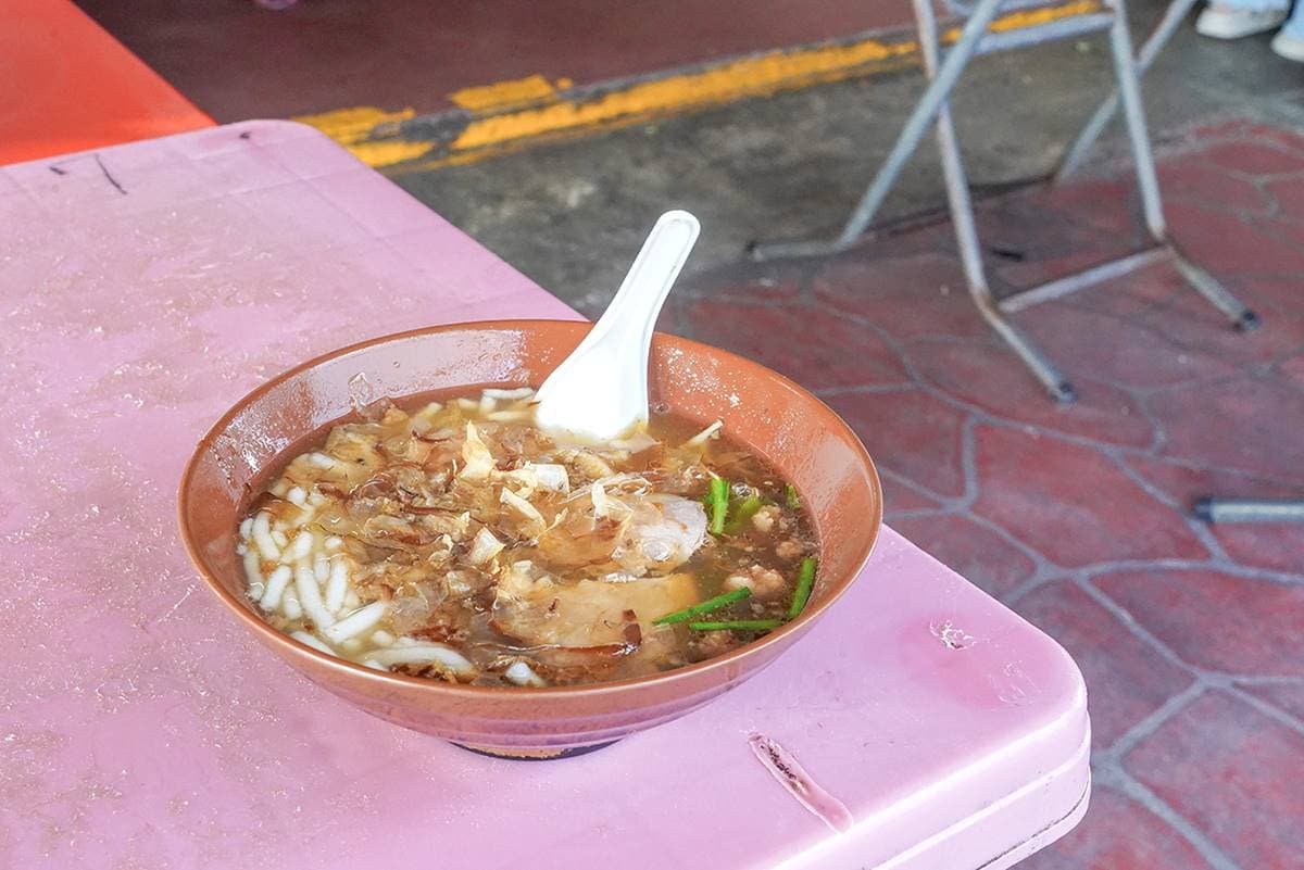 生魚片便宜到當早餐吃！台灣「這小鎮」天天一早就吃，再搭１碗米苔目最道地