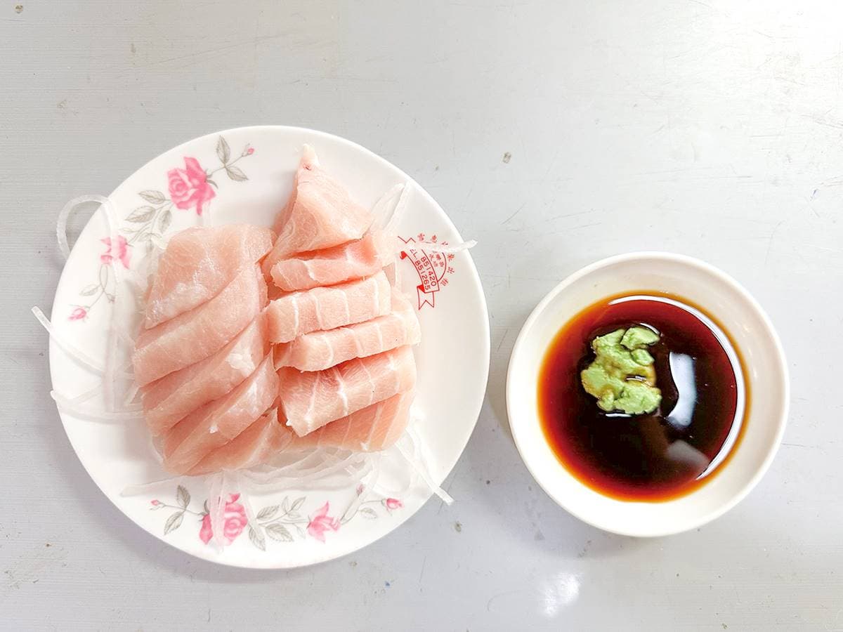 生魚片便宜到當早餐吃！台灣「這小鎮」天天一早就吃，再搭１碗米苔目最道地