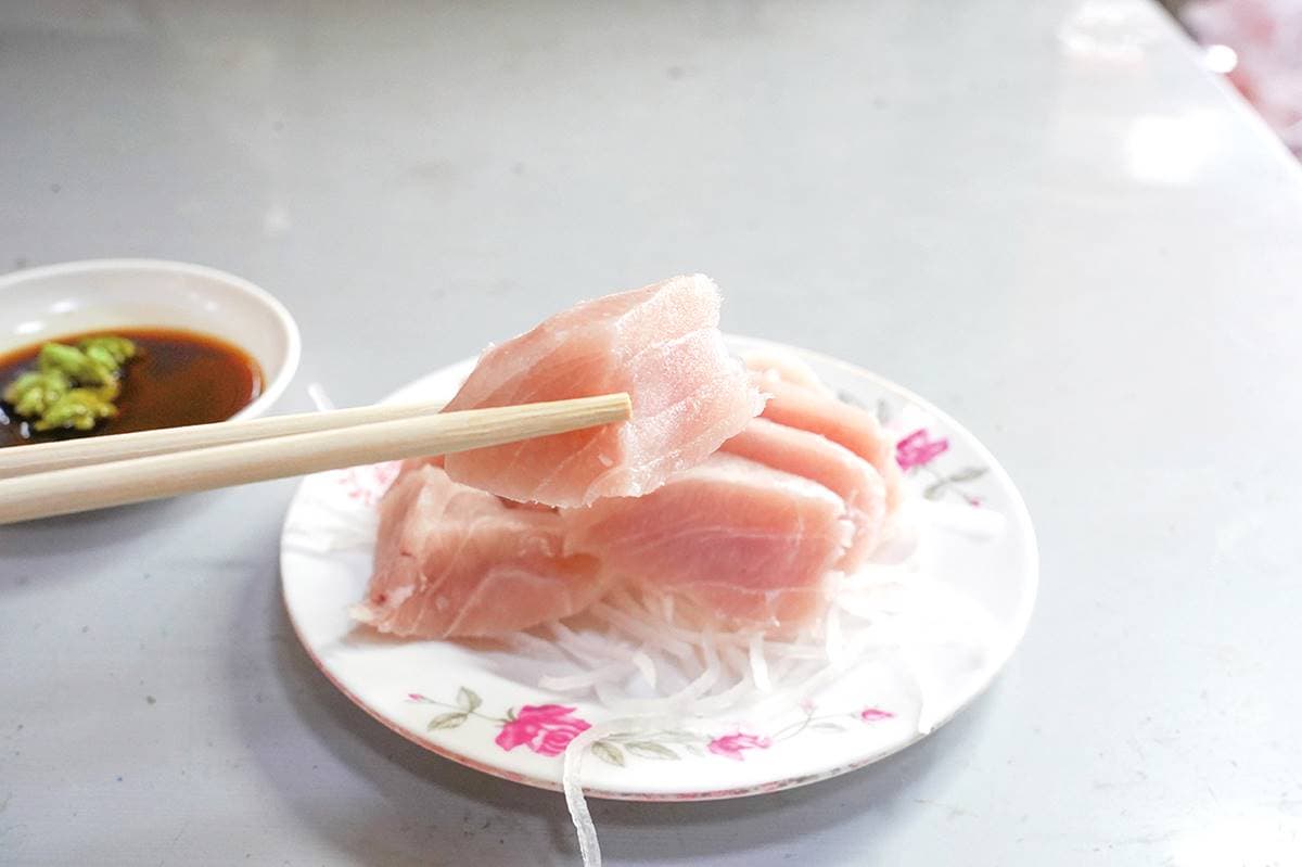 生魚片便宜到當早餐吃！台灣「這小鎮」天天一早就吃，再搭１碗米苔目最道地