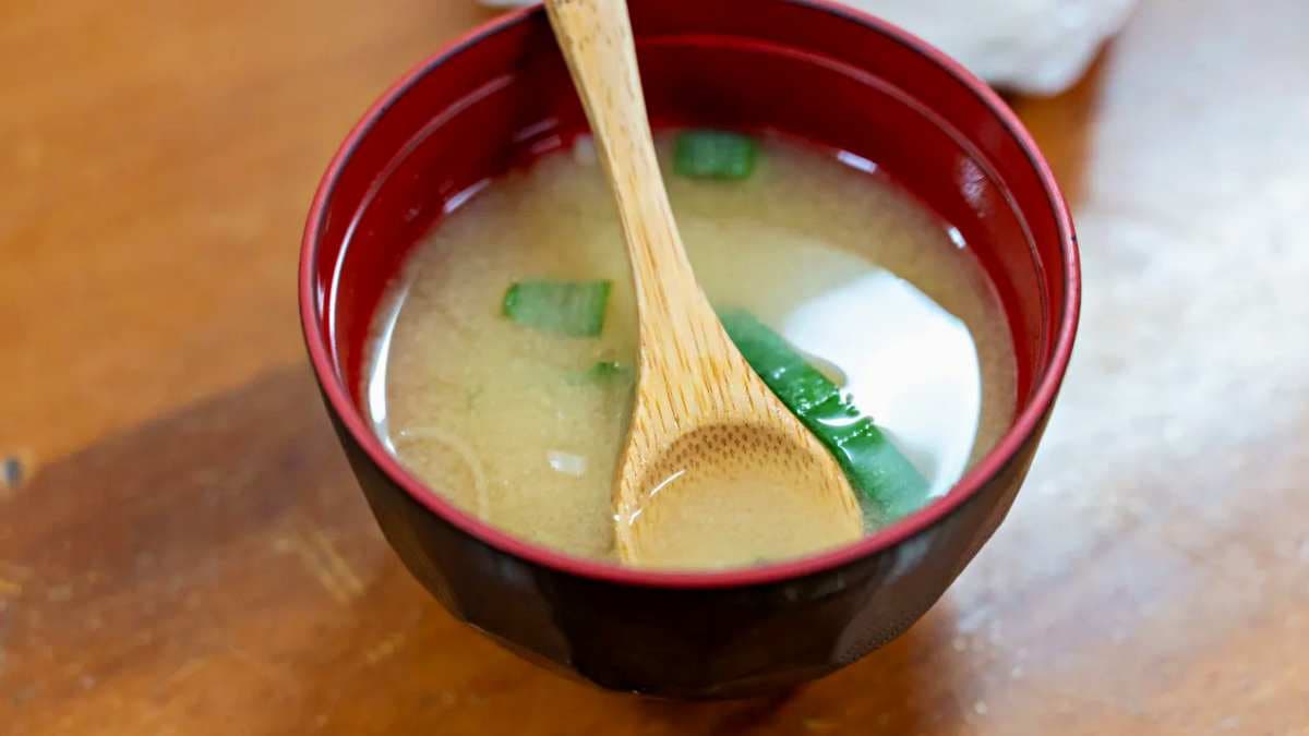 館內提供味噌湯試喝，可以請店員協助裝取。（圖片來源：勞鼠探世界）