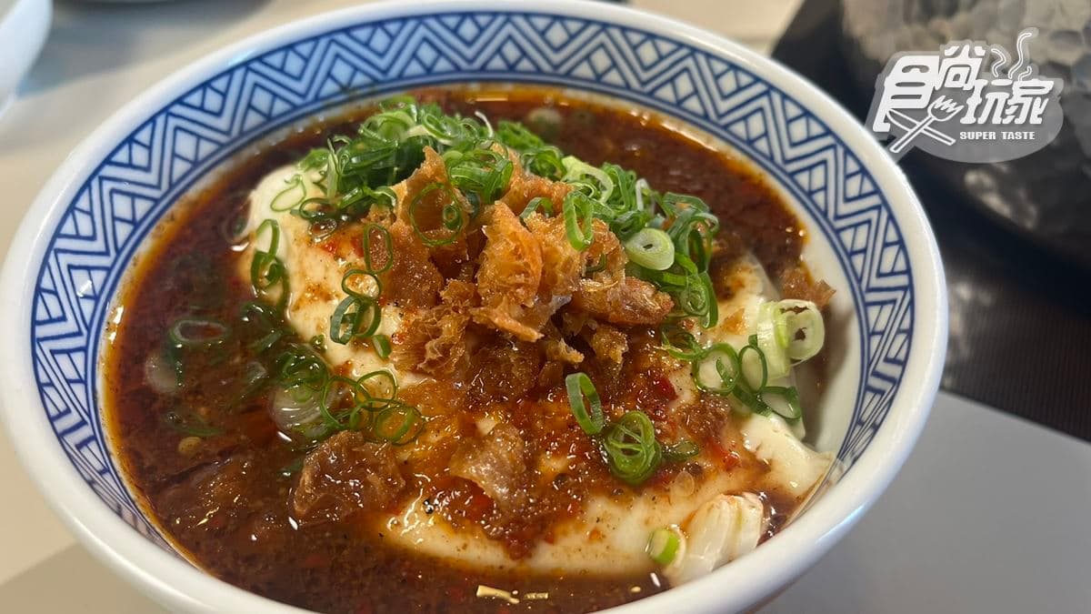 「川麻豆花麵」基底是烏龍麵，上面有豆花和油條，並淋上辣醬。