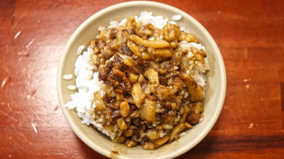 「魯肉飯」米飯的部分很不錯，有粒粒分明的感覺。（圖片來源：老錢的老巢）