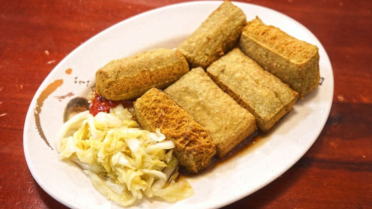 「炸臭豆腐」的泡菜有入味，醃漬得夠酸、口感也夠脆。（圖片來源：老錢的老巢）