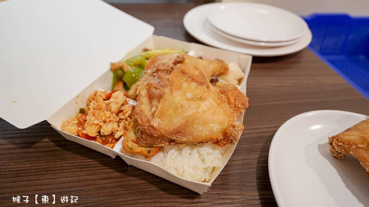 這邊也有販售便當，超大雞腿加上不同配菜，只要79元！（圖片來源：猴子【東】遊記）