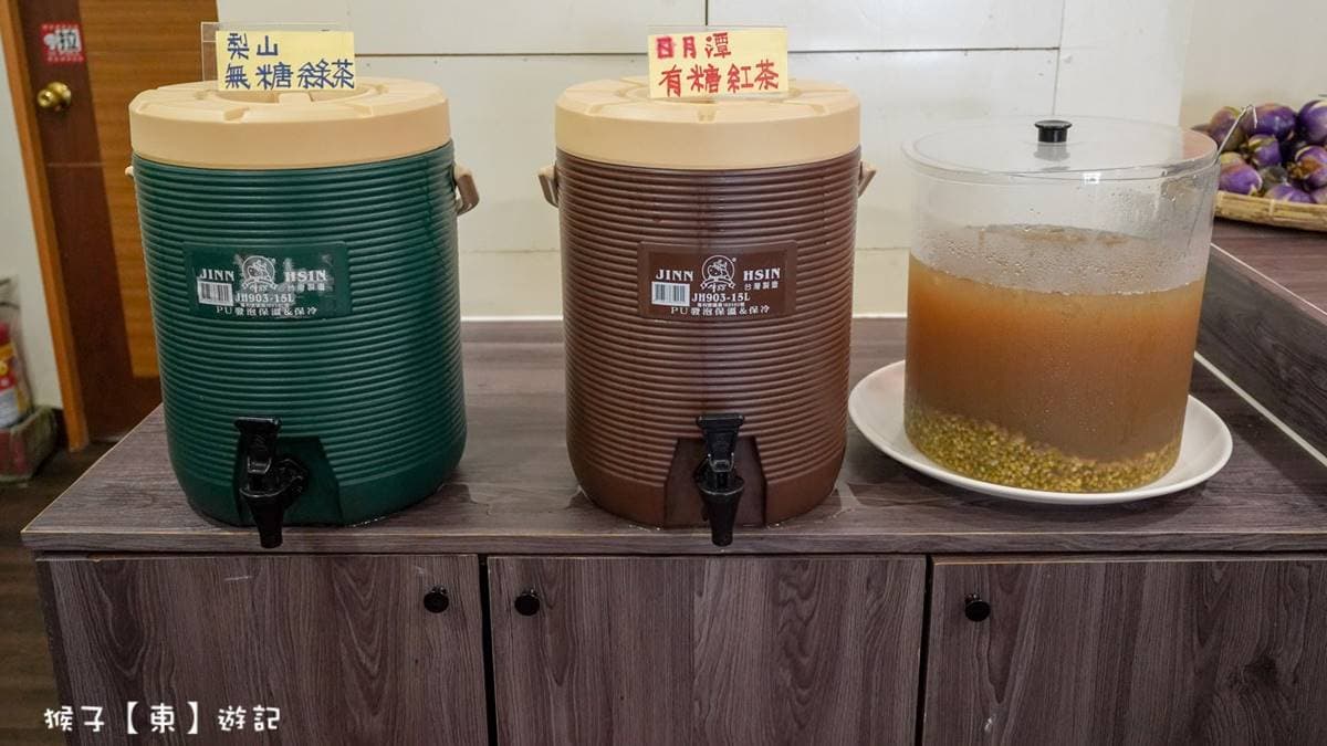 飲料有提供綠茶、紅茶跟綠豆湯可以暢飲。（圖片來源：猴子【東】遊記）