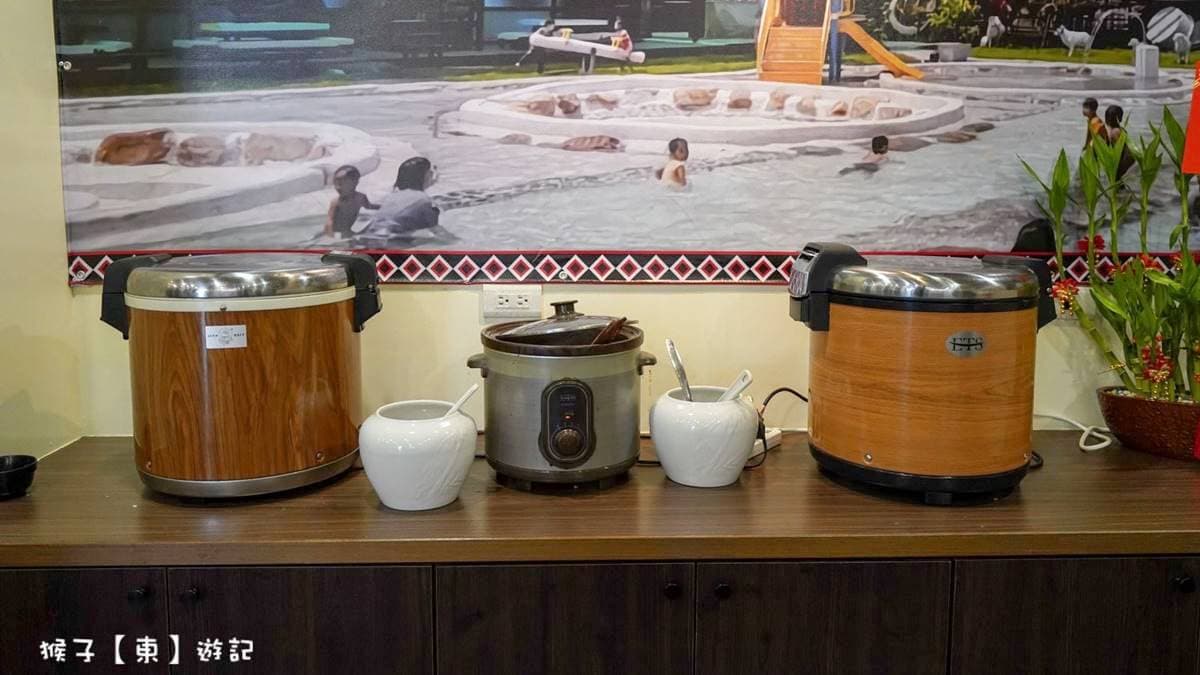 主食還提供白飯、粥跟滷肉湯汁都可以自行取用。（圖片來源：猴子【東】遊記）