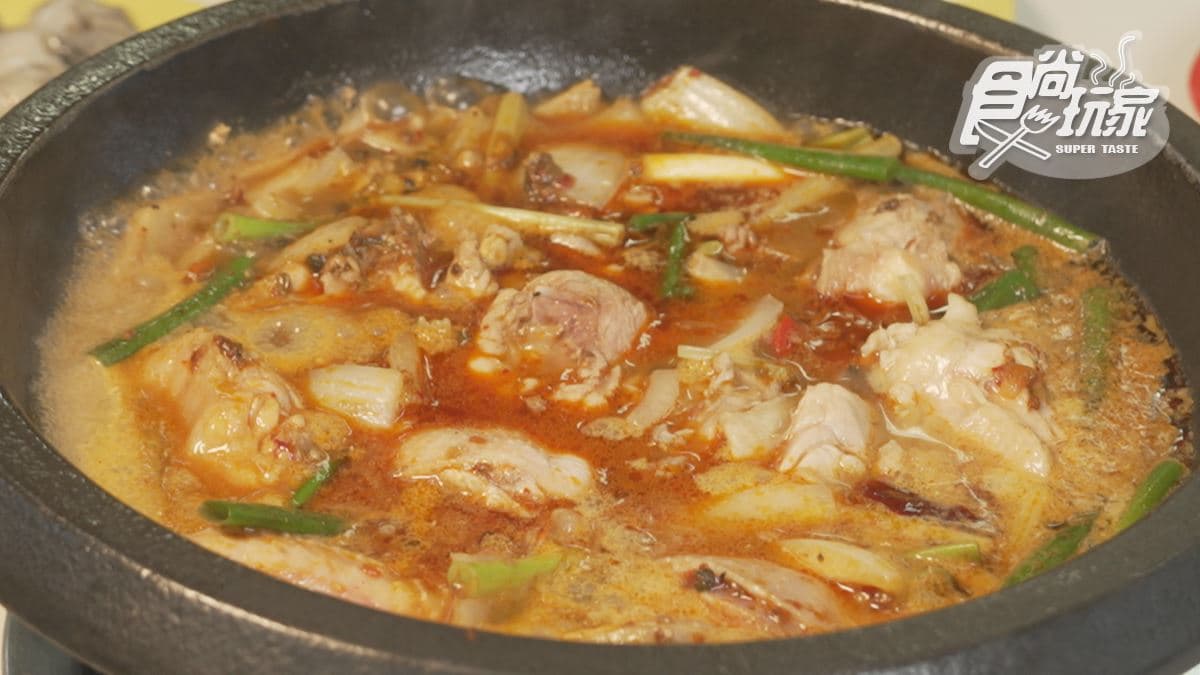 「香辣啤酒雞」是連湯都可以喝的麻辣鍋。