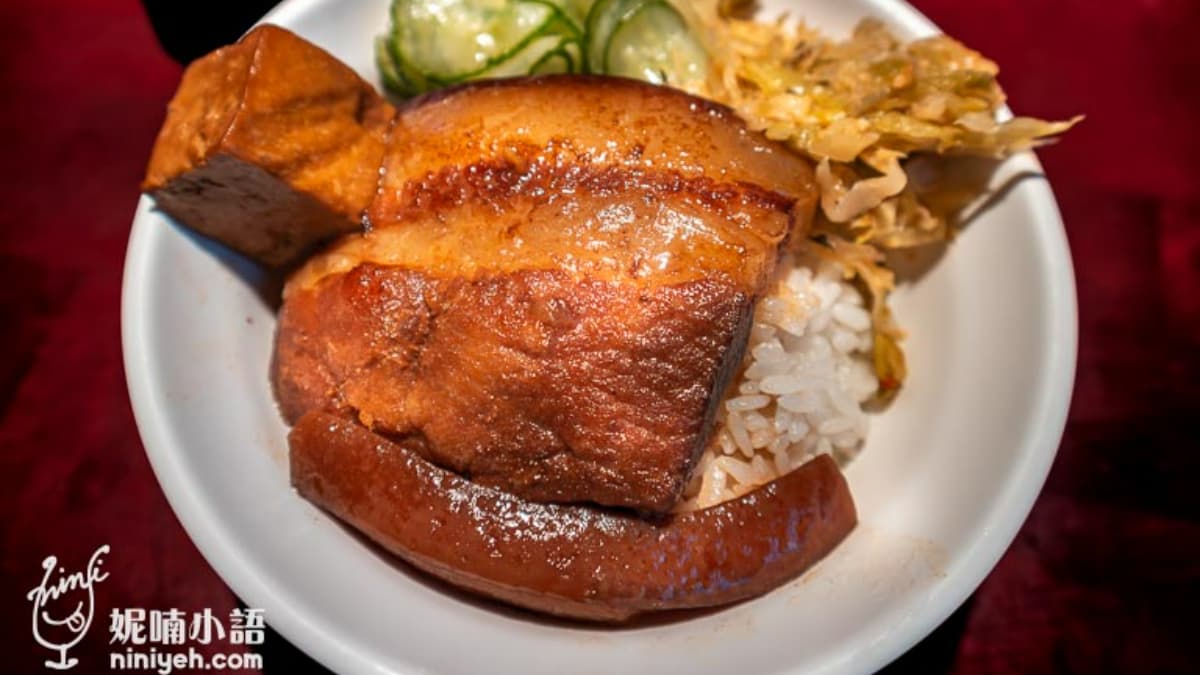 「控肉飯」分量與內容物都走豐富路線。（圖片來源：NICO＆妮喃小語）