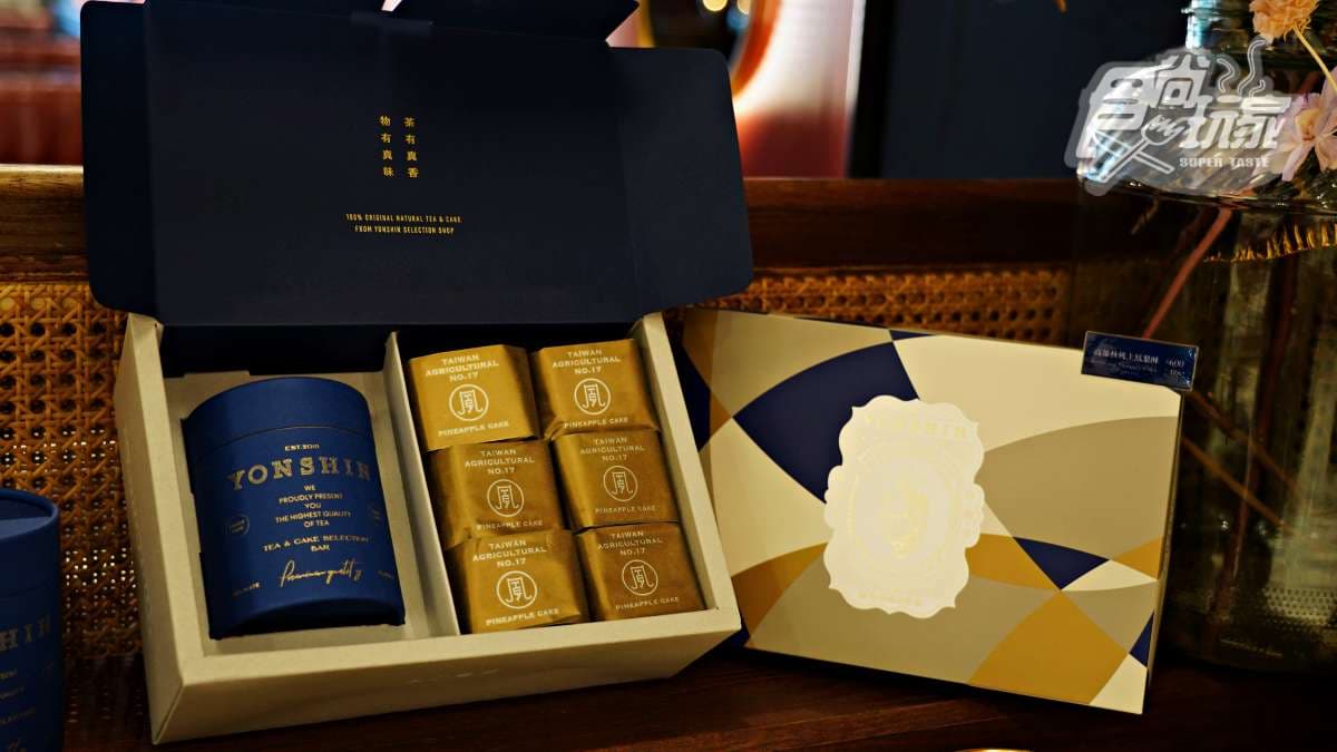 店門口陳設櫃擺有各種台灣精品茶禮盒，有需要都可以詢問店員購買。