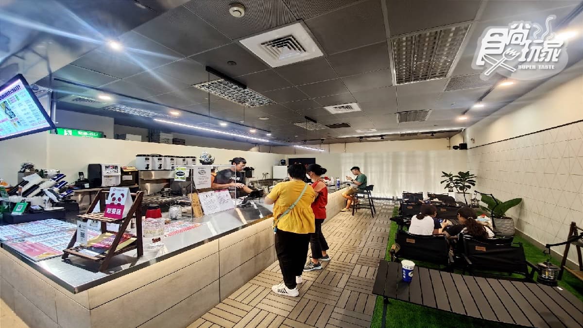 店內為手搖飲+狀元糕的營運組合，十分特別。