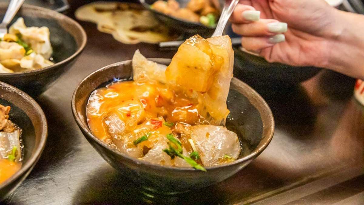 肉圓皮Ｑ肉嫩，內餡還有爽口的筍子，加上甜辣醬非常好吃。（圖片來源：大手牽小手。玩樂趣）