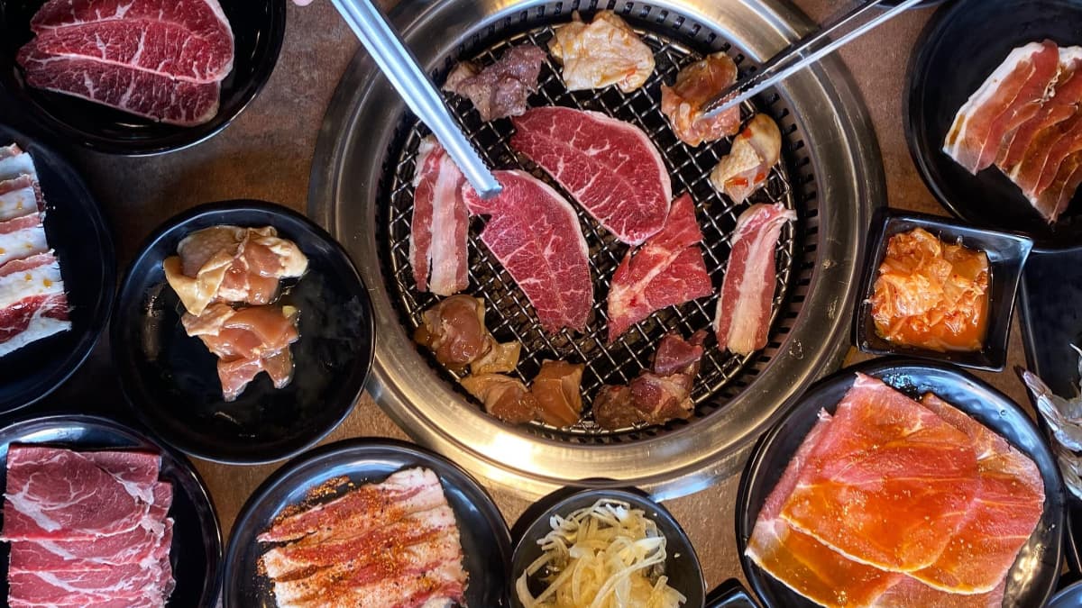 「八攻燒肉」提供燒烤、火鍋２吃的海鮮和肉類料理。（圖片來源：八攻燒肉）