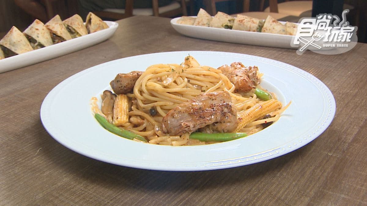 「新加坡叻沙義大利麵」有濃郁的椰奶香氣，搭配台式嫩煎雞腿肉，口感豐富，醬料與麵條完美融合。