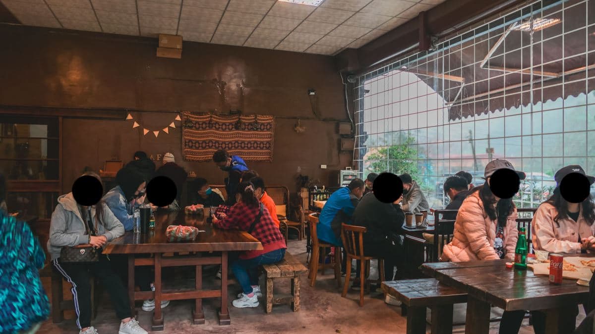 木製桌椅每桌都可以坐４～６人，雖然用餐不限時，但翻桌率其實滿快的。（圖片來源：小咪ma．吃喝玩樂趣）