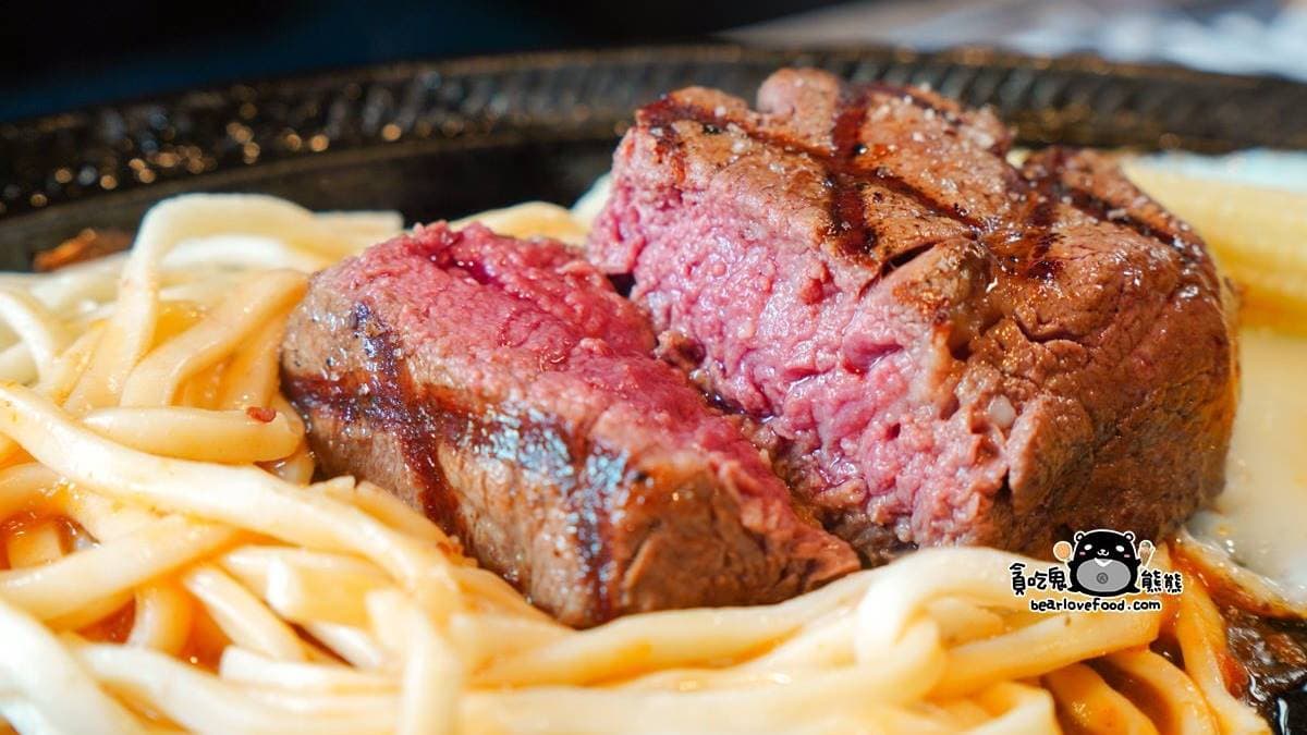 「PS頂級菲力」厚度超有誠意，肉質柔嫩多汁，肉香誘人。（圖片來源：貪吃鬼熊熊）