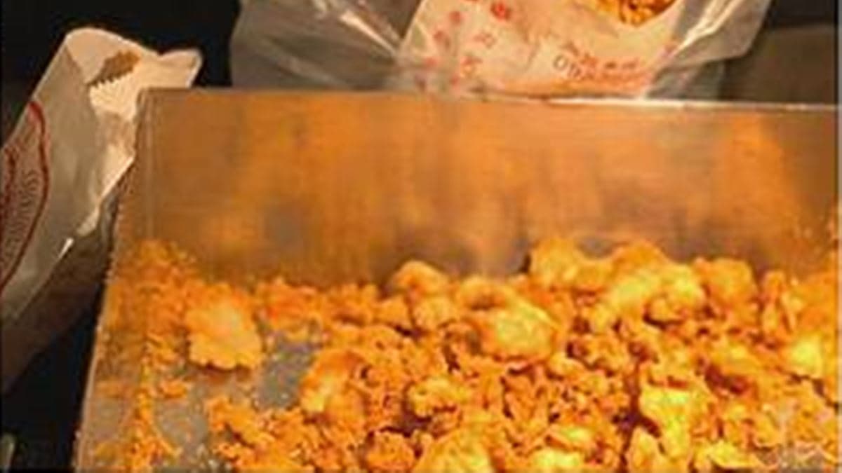 炸得酥脆的碎屑也很好吃！（圖片來源：小美阿姨x攝影美食旅行）