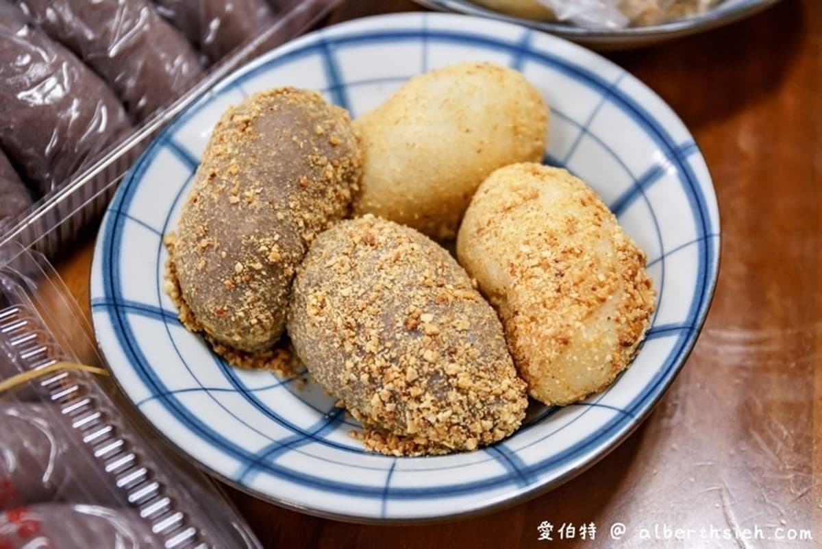 市場熱賣88年！古法手工「綠豆麻糬」顆顆飽滿，15元菜燕、綠豆粉糕也要吃