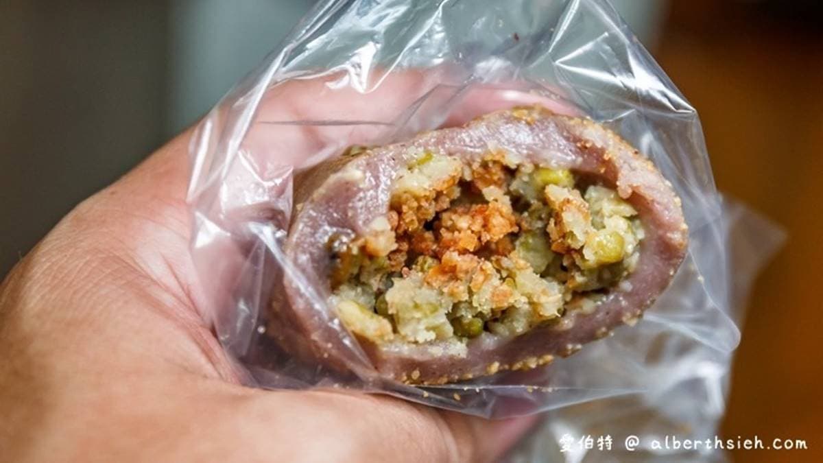 麻糬內餡是鹹的綠豆超特別，整體口味鹹鹹甜甜，相當古早味。（圖片來源：愛伯特吃喝玩樂全記錄）