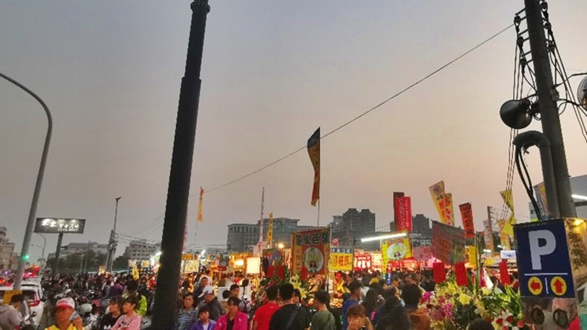 新永華夜市小吃美食也有兒童遊樂設施。（圖片來源：熱血玩台南）