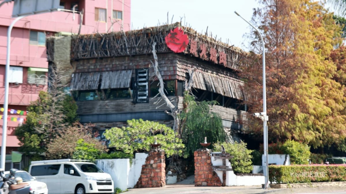 「逐鹿炭火燒肉」嘉義分會坐落於228紀念公園對面，地理位置便利。（圖片來源：Kiwi 樂活食旅）